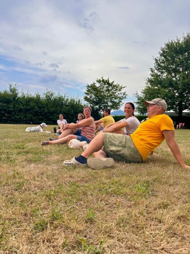 Teilnehmer machen Pause Agility Seminar mit Miriam Duarte SVOG Bühl-Eisental Teilnehmer bei der Pause